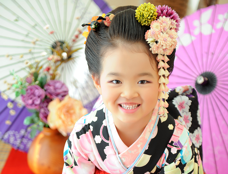 髪飾りをたくさんつけた日本髪の女の子の写真