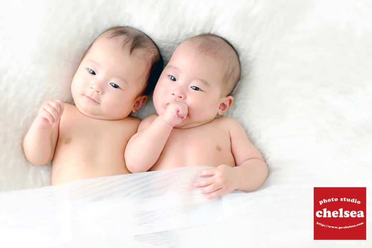 可愛い双子の赤ちゃんモデル撮影をご紹介 フォトスタジオチェルシー埼玉県入間市のおしゃれな写真館