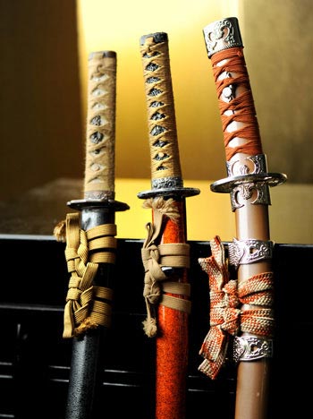 様々な色と形の刀の写真