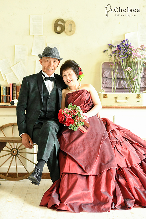 赤いドレスでご夫婦一緒に還暦のお祝い フォトスタジオチェルシー埼玉県入間市のおしゃれな写真館
