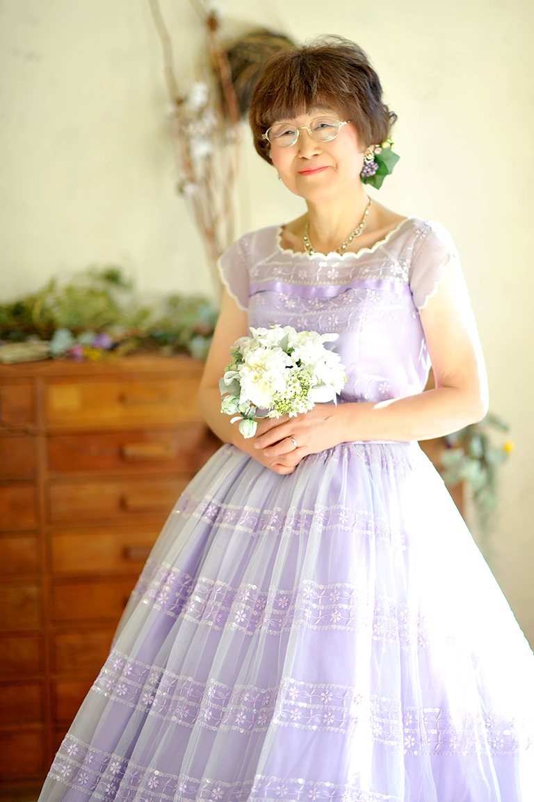 紫のドレス姿の女性の写真