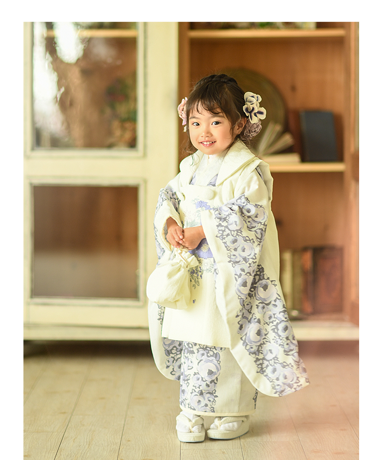着物を着た3歳の女の子の写真