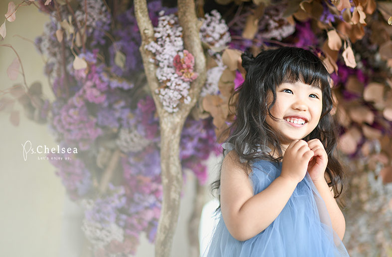 青のカジュアルワンピースで 笑顔がかわいい4歳の女の子 フォトスタジオチェルシー埼玉県入間市のおしゃれな写真館