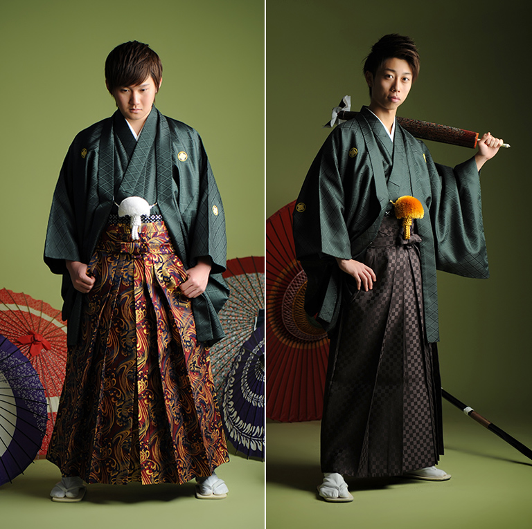 緑の羽織を異なった袴と合わせる2人の男性の写真