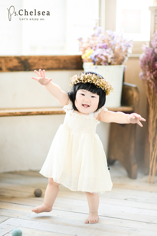持込のワンピース 花冠もかわいい 1歳バースデー写真 フォトスタジオチェルシー埼玉県入間市のおしゃれな写真館