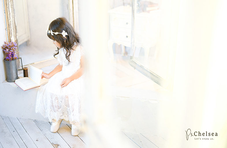 カジュアル白ワンピース 袴で七五三３歳のお祝い フォトスタジオチェルシー埼玉県入間市のおしゃれな写真館