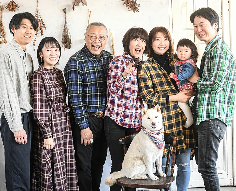 犬を囲んだ家族写真