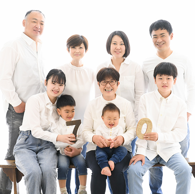 みんなで白シャツに揃えて撮る家族写真