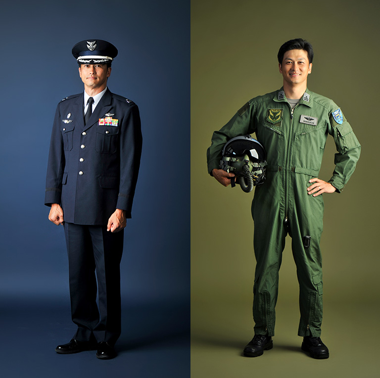 2種類の自衛隊服を着る男性の写真