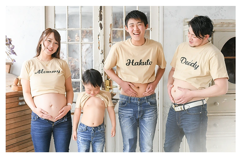 マタニティフォトでお揃いのTシャツを着た家族の写真