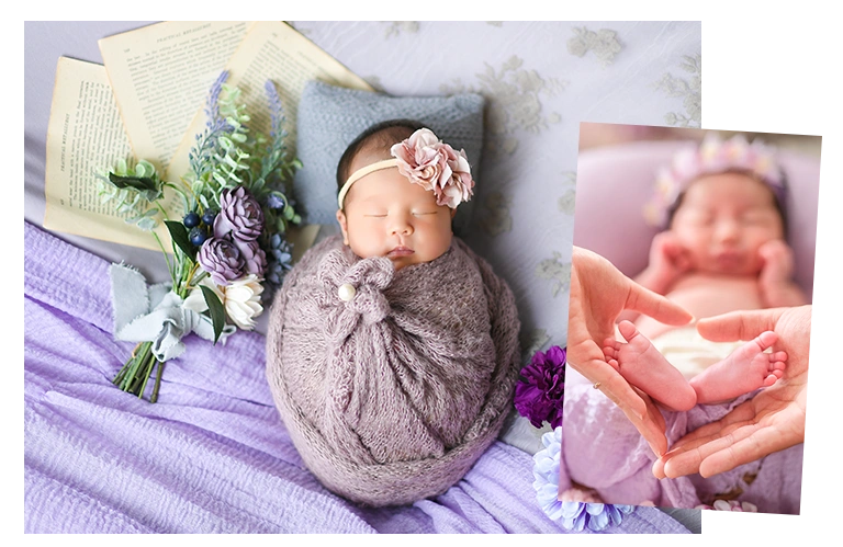 ベッドに寝た赤ちゃんと両親の手と赤ちゃんの足の大きさを比較した写真