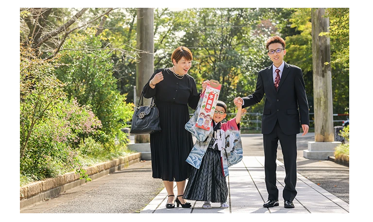 七五三神社ロケの家族写真