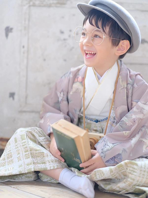 本で遊ぶ5歳男の子