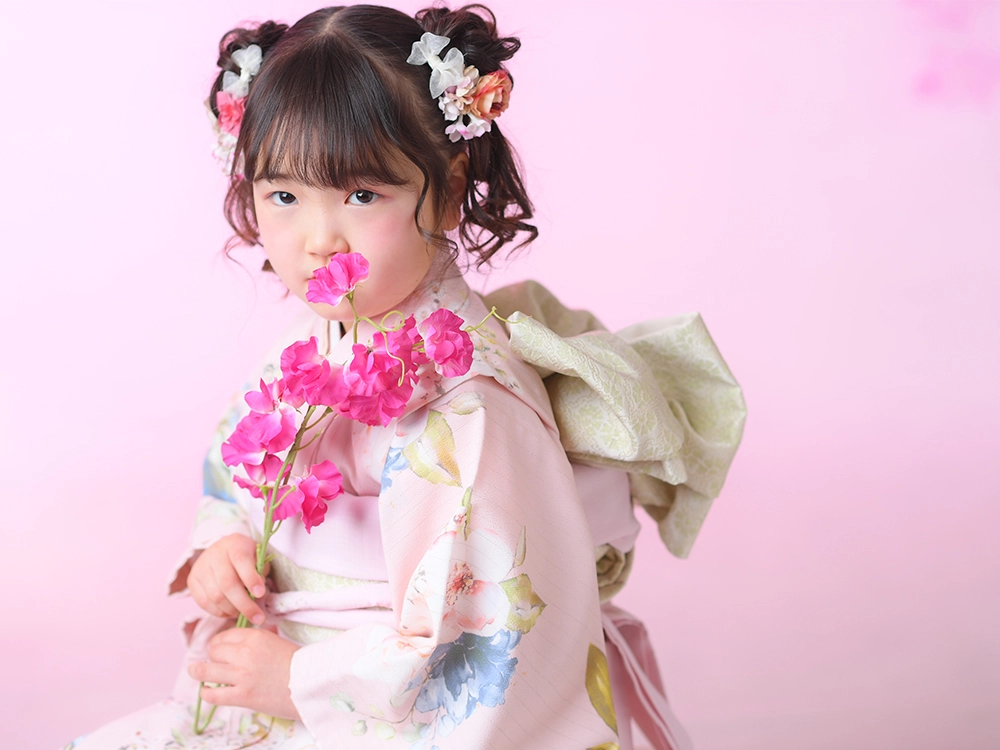 ヘアスタイルを相談する7歳の女の子