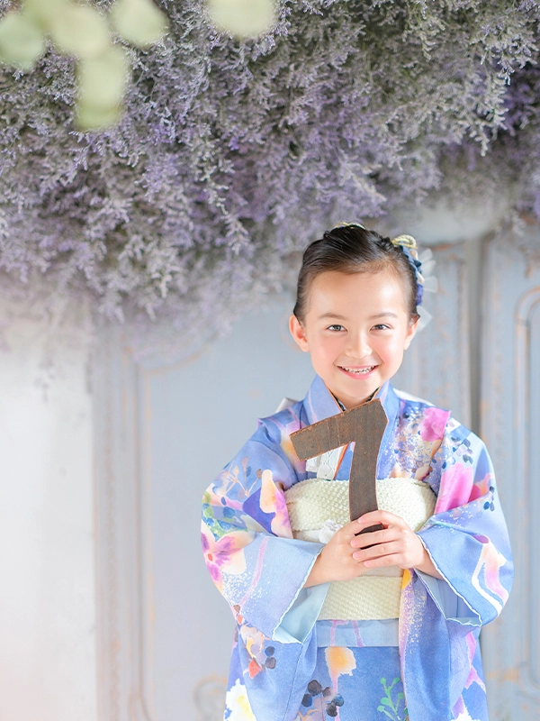 きめ顔の7歳女の子 七五三