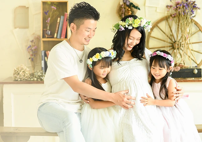 マタニティフォトでママと娘さんが衣裳を着ている写真