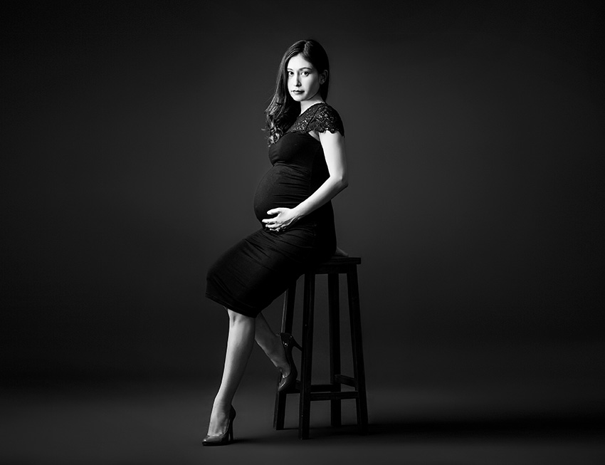 妊婦の女性の白黒写真